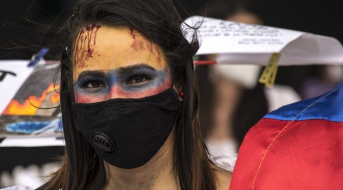 Colombia en el borde del caos puede evitar otra guerra